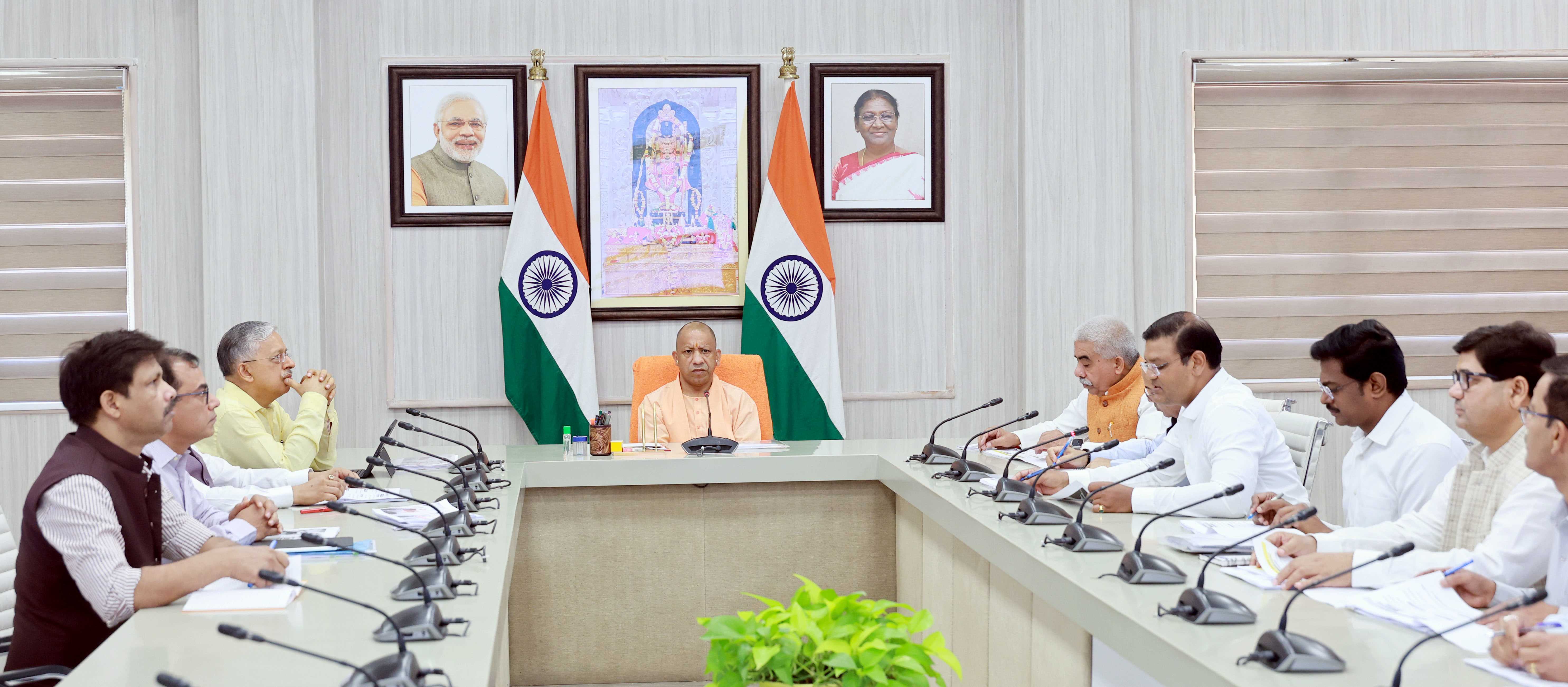 Honorable Chief Minister Yogi Adityanath holding a meeting at his official residence, 5-Kalidas Marg, Lucknow, on April 9, 2026, regarding the provision of electricity bill concessions to powerloom weavers.
