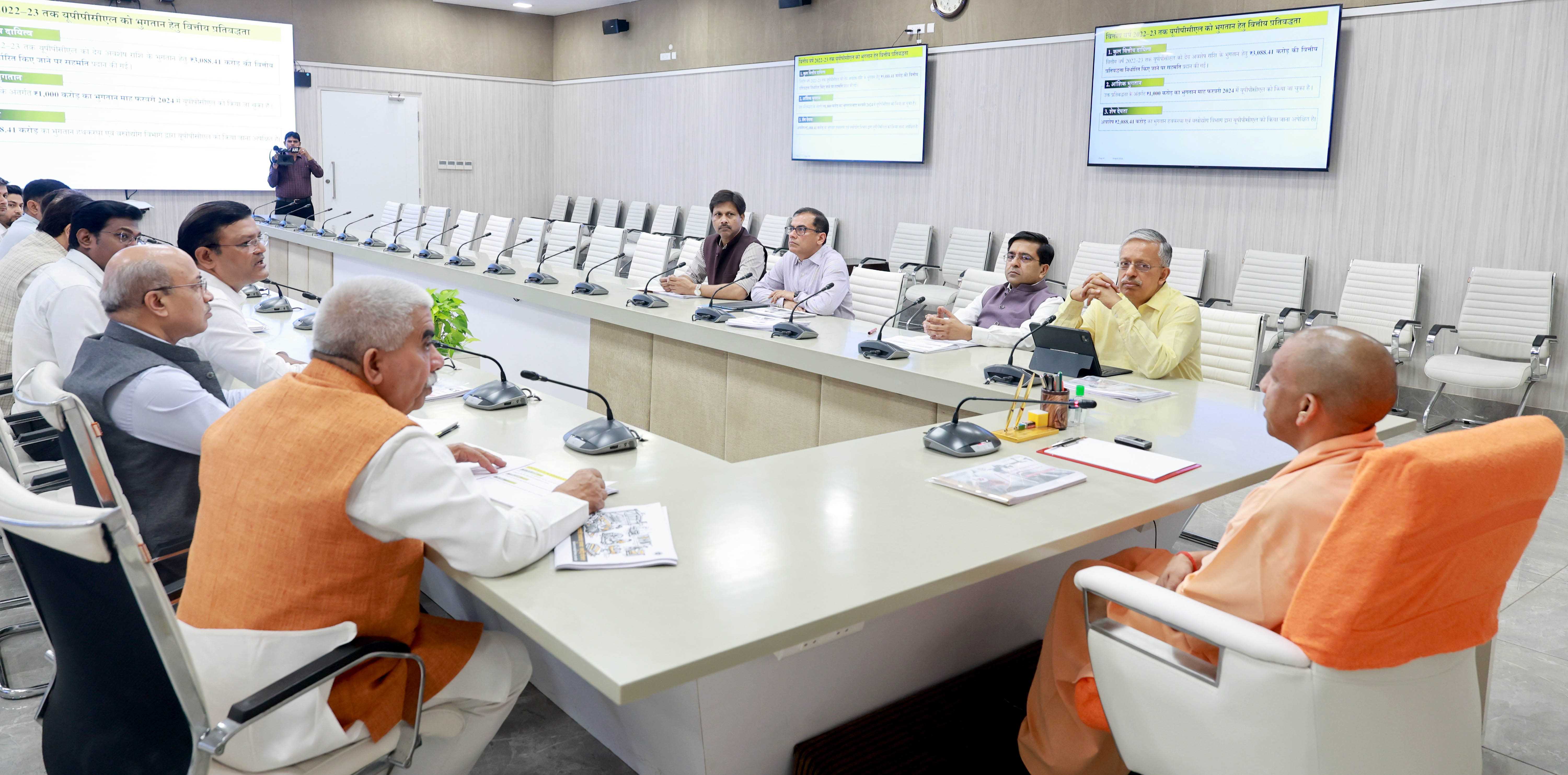Honorable Chief Minister Yogi Adityanath holding a meeting at his official residence, 5-Kalidas Marg, Lucknow, on April 9, 2026, regarding the provision of electricity bill concessions to powerloom weavers.